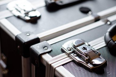 Yakın çekim alüminyum durumda. Büyük mandal.