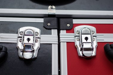 Yakın çekim alüminyum durumda. Büyük mandal.