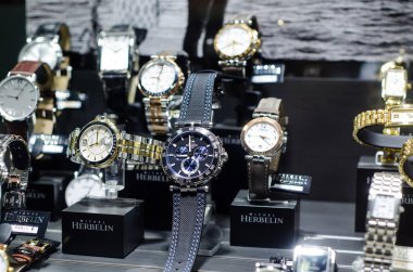 Soest, Almanya - 14 Ocak 2019: Michel Herbelin dükkan pencerede saatler.