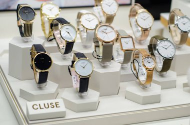 Soest, Almanya - 14 Ocak 2019: Cluse saatler dükkanı penceresinde.