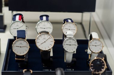Soest, Almanya - 14 Ocak 2019: Daniel Wellington dükkan pencerede saatler.