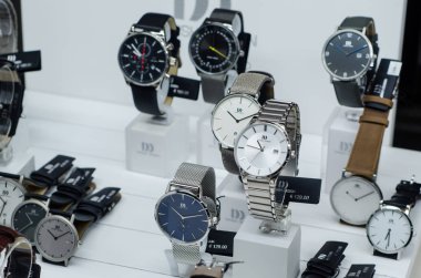 Soest, Almanya - 14 Ocak 2019: Danimarka tasarım vitrin içinde saatler.