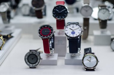 Soest, Almanya - 14 Ocak 2019: Danimarka tasarım vitrin içinde saatler.