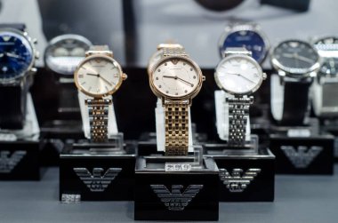 Soest, Almanya - 14 Ocak 2019: Dükkan pencerede Emporio Armani saatler.