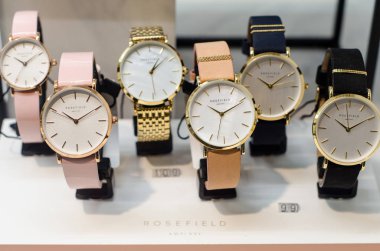 Soest, Almanya - 14 Ocak 2019: Rosefield saatler dükkanı penceresinde.