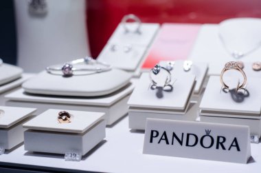Soest, Almanya - 14 Ocak 2019: Pandora takı Satılık.