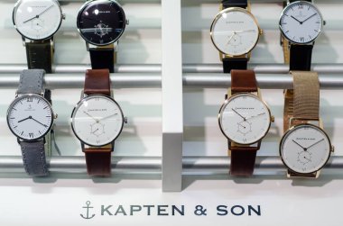 Soest, Almanya - 14 Ocak 2019: Kapten ve oğlu saatler dükkanı penceresinde.