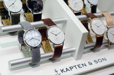 Soest, Almanya - 14 Ocak 2019: Kapten ve oğlu saatler dükkanı penceresinde.