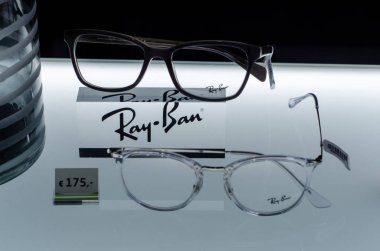 Soest, Almanya - 14 Ocak 2019: Ray-Ban gözlük dükkanı penceresinde.