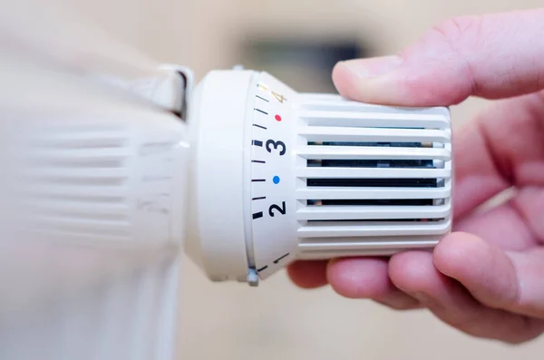 Close Mão Ajustando Termostato Aquecimento — Fotografia de Stock