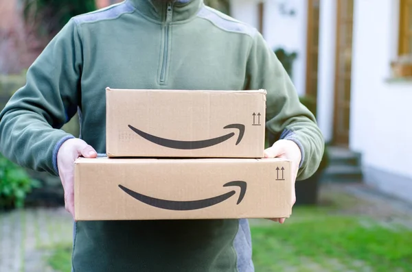 Soest Germany Januari 2019 Manusia Memberikan Paket Amazon Prime — Stok Foto