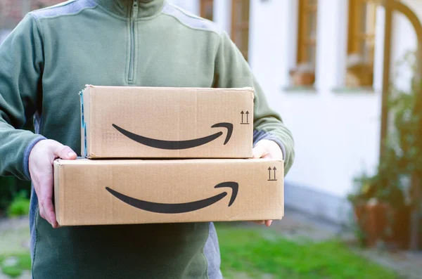 Soest Germany Januari 2019 Manusia Memberikan Paket Amazon Prime — Stok Foto