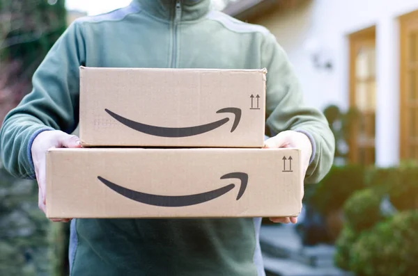 Soest Germany Januari 2019 Manusia Memberikan Paket Amazon Prime — Stok Foto