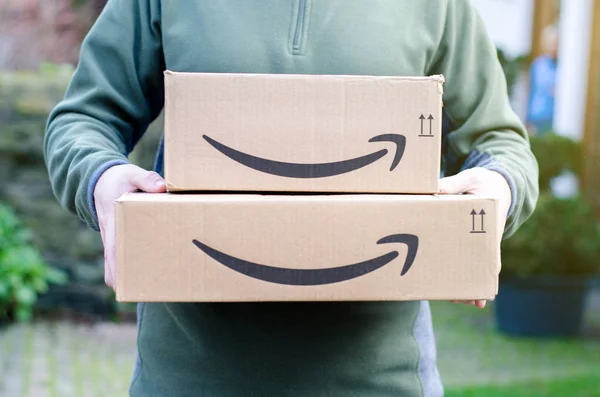 Soest Germany January 2019 Man Delivers Amazon Prime Package — Stock Photo, Image