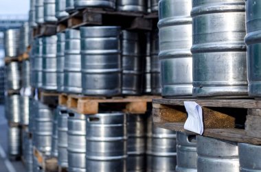 Birçok metal bira fıçıları