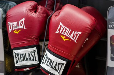 Kiev, Ukrayna - 27 Ocak 2019: Everlast boks eldivenleri mağaza satış için.