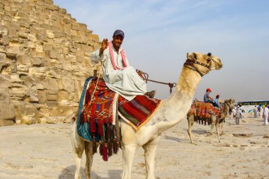 Giza, Mısır - 20 Ekim 2009: Giza Pyramids yakınındaki Bedevi.