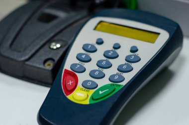 Bankada PIN kodunu giriş aygıtı