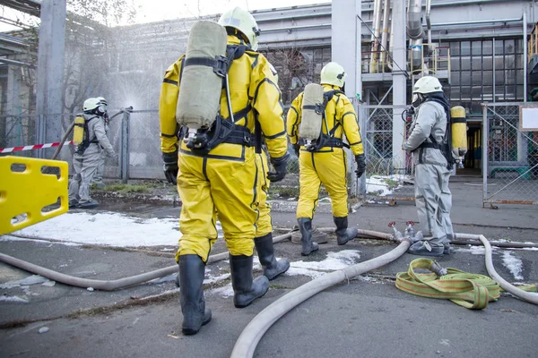 Pemadam Kebakaran Dan Penyelamat Dalam Perlindungan Radiasi Pakaian Perlindungan Kimia — Stok Foto