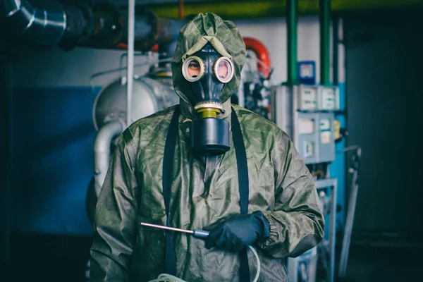 化学防護スーツの男 — ストック写真