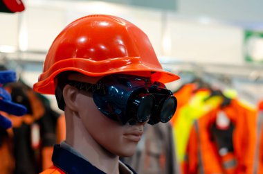 Manken bir kask ve koruyucu gözlük.