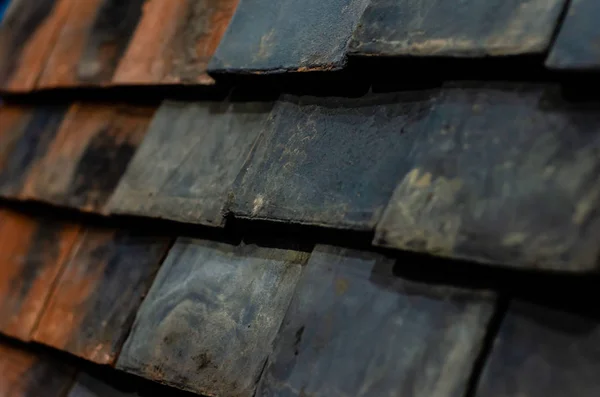 Gros plan sur les vieilles tuiles de toit — Photo