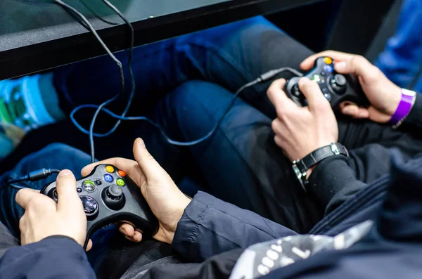 Kiev, Oekraïne-12 april 2019: Close-up van gamepad Xbox in de hand — Stockfoto