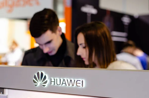 Киев, Украина - 12 апреля 2019 года: выставочный стенд Huawei . — стоковое фото