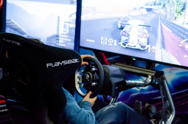 Kiev, Ukrayna - 12 Nisan 2019: Araba video oyunları oynayan adam