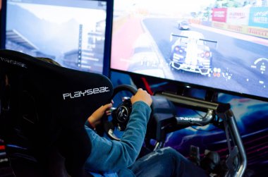 Kiev, Ukrayna - 12 Nisan 2019: Araba video oyunları oynayan adam