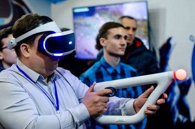 Kiev, Ukrayna - 12 Nisan 2019: Playstation Vr ile oynayan adam 