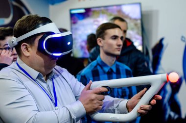 Kiev, Ukrayna - 12 Nisan 2019: Playstation Vr ile oynayan adam 