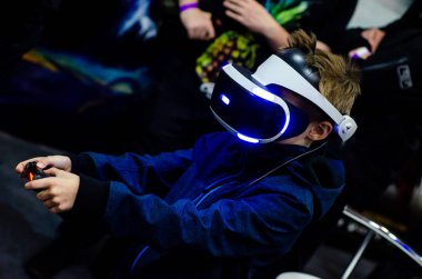 Kiev, Ukrayna - 12 Nisan 2019: Playstation Vr oynayan çocuk 