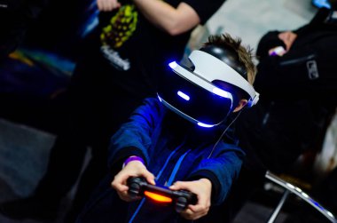 Kiev, Ukrayna - 12 Nisan 2019: Playstation Vr oynayan çocuk 