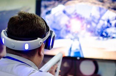 VR oyun oynuyor adam 