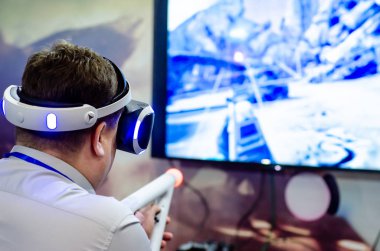Kiev, Ukrayna - 12 Nisan 2019: Playstation Vr ile oynayan adam 