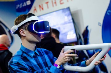 Kiev, Ukrayna - 12 Nisan 2019: Playstation Vr ile oynayan adam 