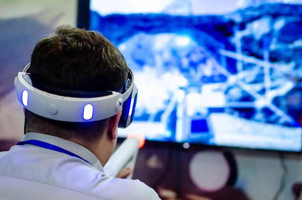 Homem jogando jogo VR — Fotografia de Stock