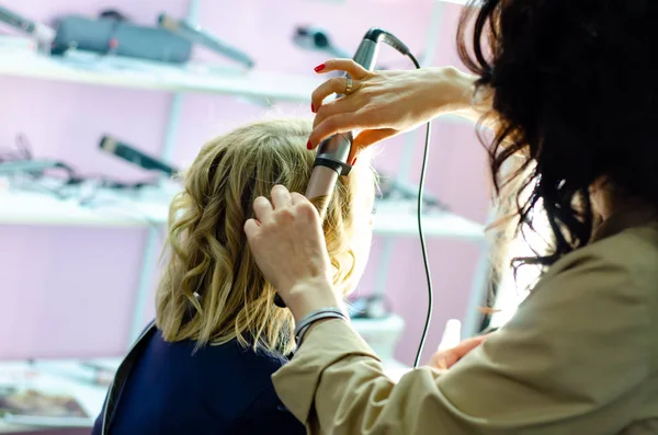 Hair stylist készítése fürtök — Stock Fotó