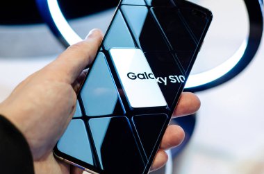 Kiev, Ukrayna - 12 Nisan 2019: Samsung Galaxy S10 Plus in the h