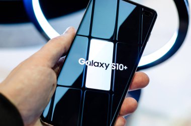 Kiev, Ukrayna - 12 Nisan 2019: Samsung Galaxy S10 Plus in the h