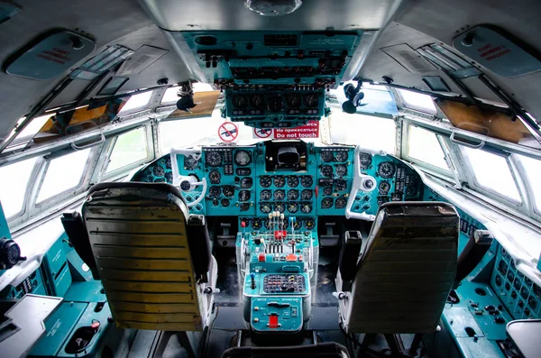 Il-62 Aircraft dashboard. View inside the pilot's cabin. — Stock Photo, Image