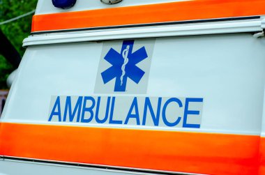 Araçta ambulans logosunun yakın çekim