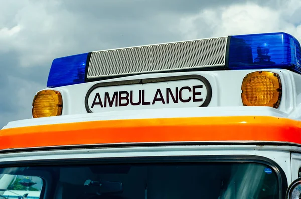 Gros plan du logo de l'ambulance sur la voiture — Photo