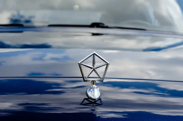 Kiev, Ucrania - 11 de mayo de 2019: emblema del coche Chrysler —  Fotos de Stock