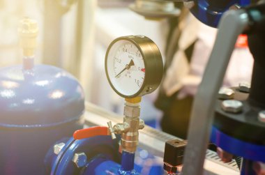 Çelik borular, manometreler ve metal tüplerle evin ısıtma sistemini kapatın..