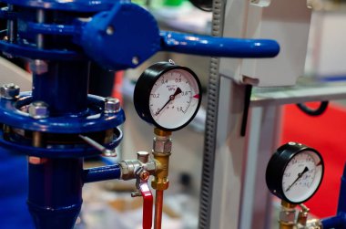 Çelik borular, manometreler ve metal tüplerle evin ısıtma sistemini kapatın..