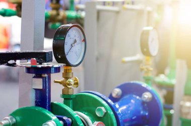 Çelik borular, manometreler ve metal tüplerle evin ısıtma sistemini kapatın..