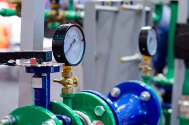 Çelik borular, manometreler ve metal tüplerle evin ısıtma sistemini kapatın..