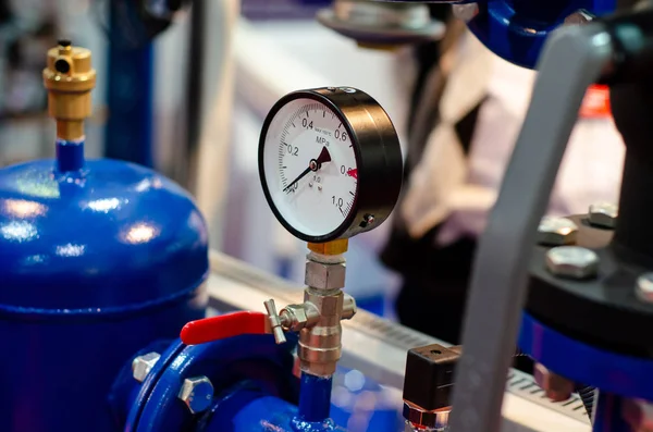 Çelik borular, manometreler ve metal tüplerle evin ısıtma sistemini kapatın..